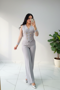 Conjunto Gris Perla Chaleco Doble Botonadura con Mangas Tul de Perlas cod.662