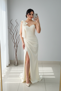 Vestido Crema Un Hombro con Moño y Abertura Frontal cod.V278