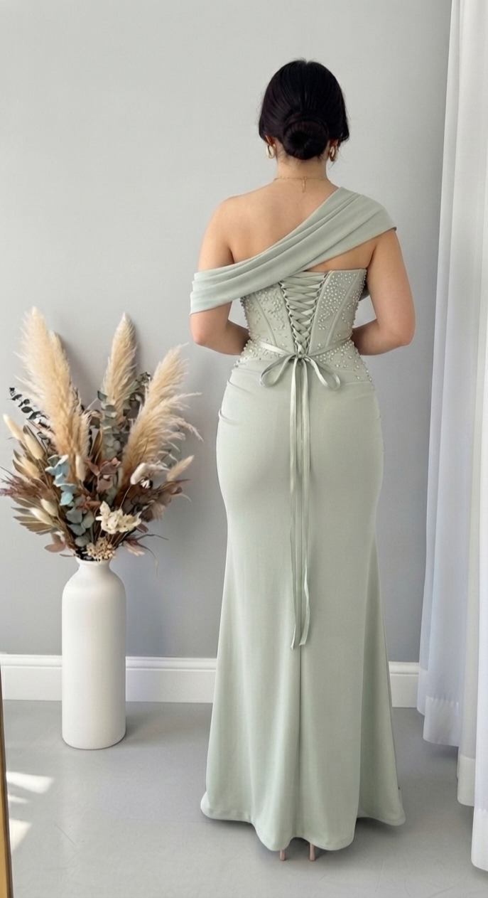 Vestido Verde Menta Sirena con Corset de Perlas y Drapeado Off-Shoulder cod.V824