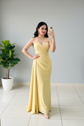 Vestido Amarillo Pastel Strapless con Drapeado Cruzado y Abertura Lateral cod.372