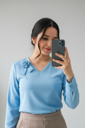 Blusa Azul Cielo con Escote V, Rosa 3D en el Hombro y Mangas Largas cod.381