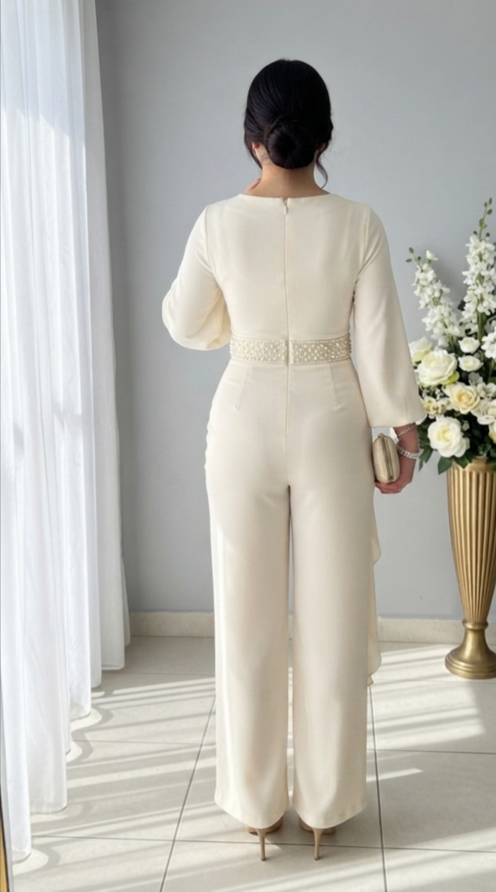 Enterizo Crema Palazzo con Rosa 3D, Cinto de Perlas y Capa Drapeada cod.E819