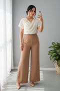 Conjunto Dos Piezas Top Wrap Crema Flor 3D Pantalon Palazzo Camel Wide Leg cod.843