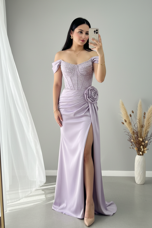 Vestido Lila Off-Shoulder con Corset de Perlas y Rosa D3 cod.V774