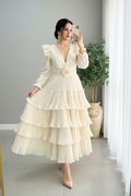 Vestido Crema Marfil Escote V Hombros Flutter Rosa 3D Perlas Capas Plisadas cod.832