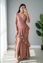 Vestido Largo Rosa Palo Encaje Manga Larga Escote V Peplum y Volantes cod.V973