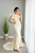 Vestido Marfil Un Hombro Lazo Doble Sirena Cola Larga cod.927