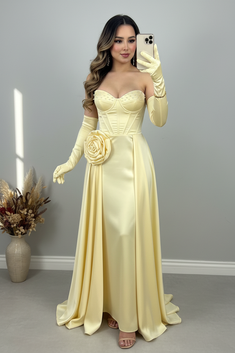 Vestido Amarillo Mantequilla con Corset de Perlas, Rosa 3D y Guantes