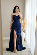 Vestido Azul Marino Strapless Drapeado Abertura Lateral Cola Satín cod.00111