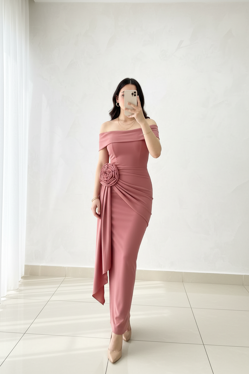 Vestido Lápiz Rosa Palo Off-Shoulder con Rosa 3D y Drapeado en Cascada cod.426