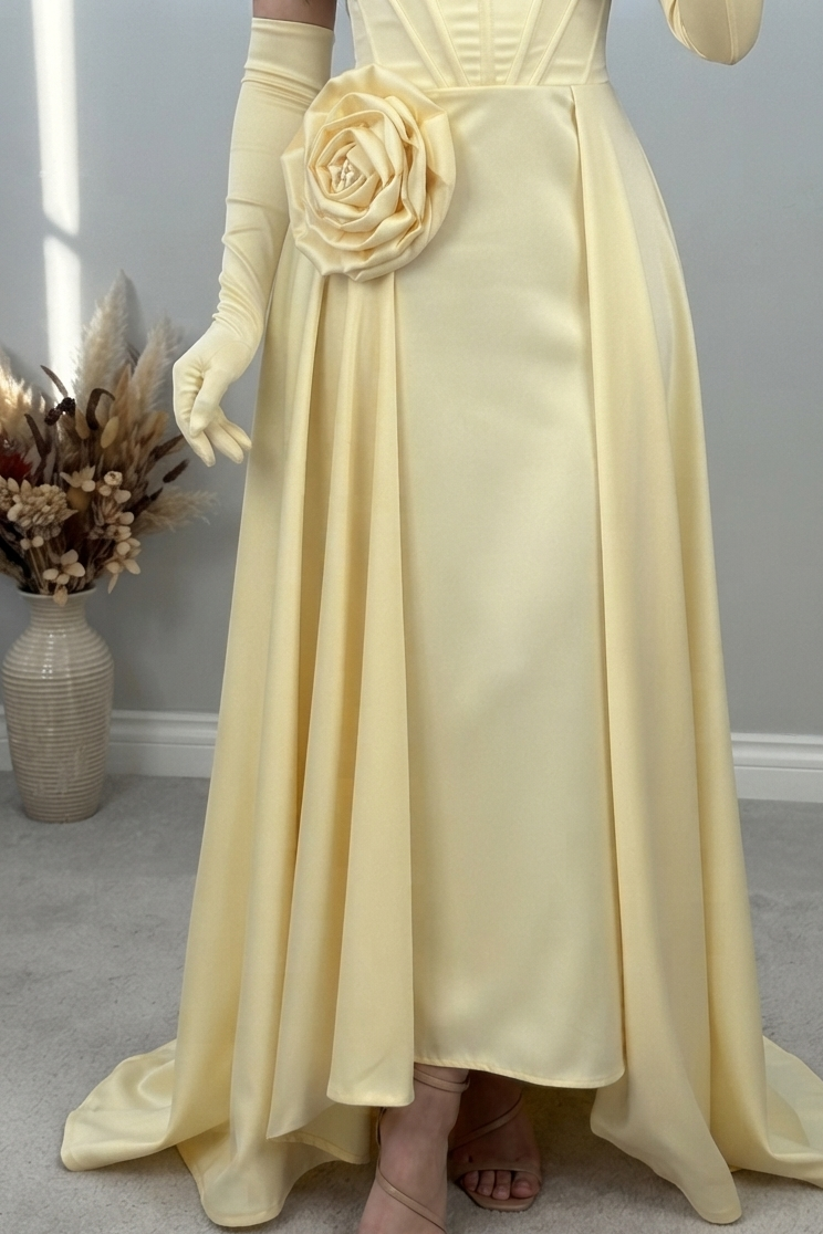 Vestido Amarillo Mantequilla con Corset de Perlas, Rosa 3D y Guantes