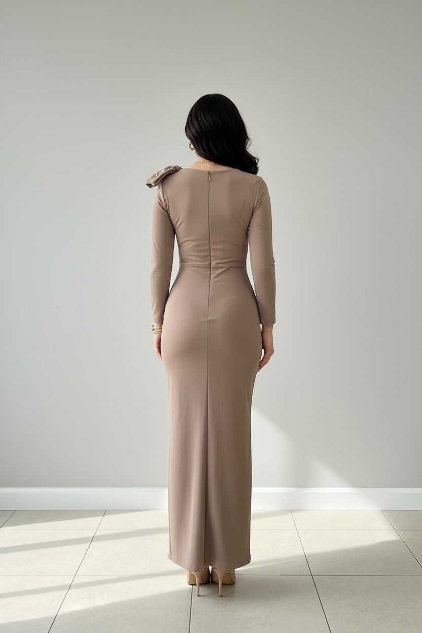 Vestido Elegante Taupe con Moño de Perlas - Manga Larga Drapeado Sirena Largo cod.359
