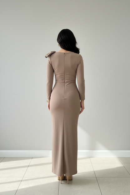 Vestido Elegante Taupe con Moño de Perlas - Manga Larga Drapeado Sirena Largo cod.359