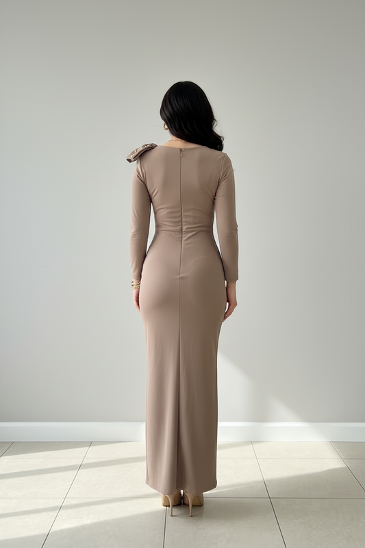 Vestido Elegante Taupe con Moño de Perlas - Manga Larga Drapeado Sirena Largo cod.359