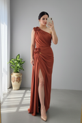 Vestido Terracota Un Hombro Rosas 3D con Abertura Lateral Alta cod.819