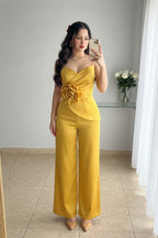 Conjunto amarillo dorado top drapeado con rosa 3D y pantalón palazzo cod. CJ007