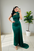 Vestido Verde Esmeralda Satínado Halter Drapeado con Cola Lateral cod.447