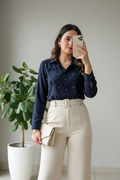 Camisa Azul Marino con Perlas y Lazos Dispersos  cod.417