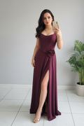 Vestido Formal Borgoña Tirantes con Rosa 3D y Abertura Frontal cod.536