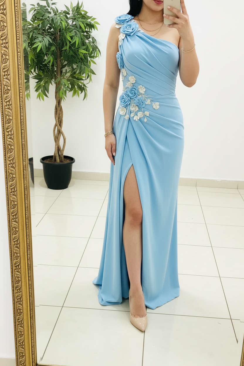 Vestido Largo Azul Cielo Un Hombro con Rosas 3D y Abertura Frontal cod.475