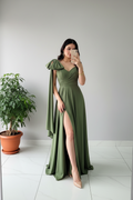 Vestido Largo Verde Oliva con Chal Integrado y Abertura Lateral cod.402