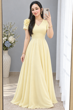 Vestido largo amarillo suave escote V con flor al hombro cod. VC024