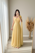 Vestido Amarillo Pastel One-Shoulder Chifón con Flor y Capa Drapeada cod.0080