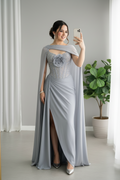 Vestido Gris con Capa y Rosa D cod.714