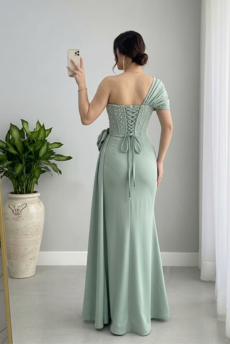 Vestido Verde Salvia Sirena con Corset de Perlas, Rosa 3D y Manga Drapeada cod.V821