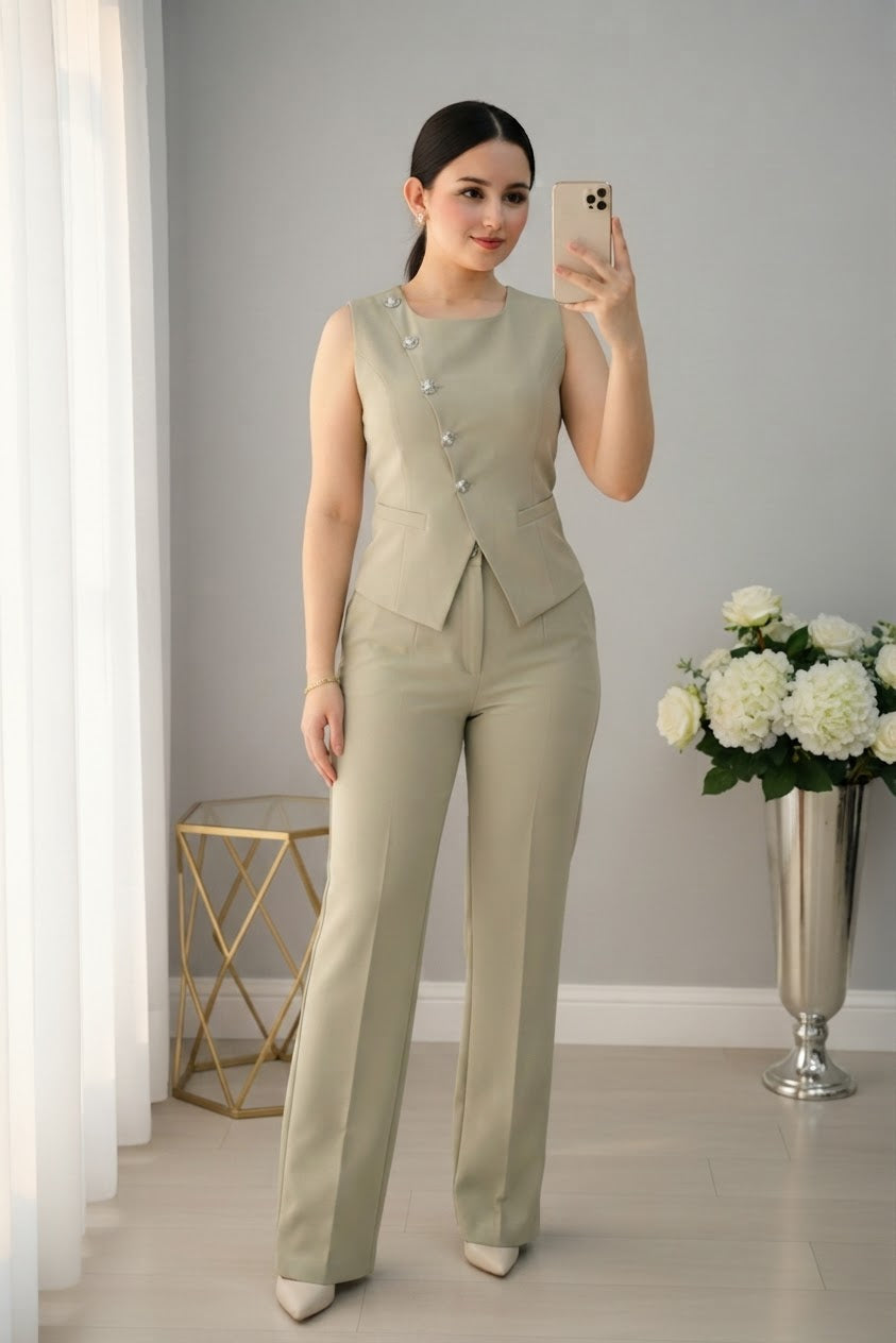 Conjunto Dos Piezas Verde Salvia Chaleco Sin Mangas Botones de Cristal y Pantalón Recto cod.C972