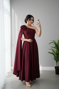 Vestido Vino Tinto Un Hombro con Capa y Rosa D cod.717