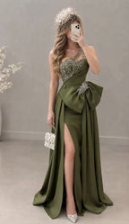 Vestido largo verde oliva de un hombro con pedrería y lazo lateral cod. VC013