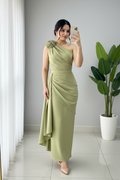 Vestido Verde Salvia Un Hombro con Rosa 3D y Drapeado Exclusivo cod.807