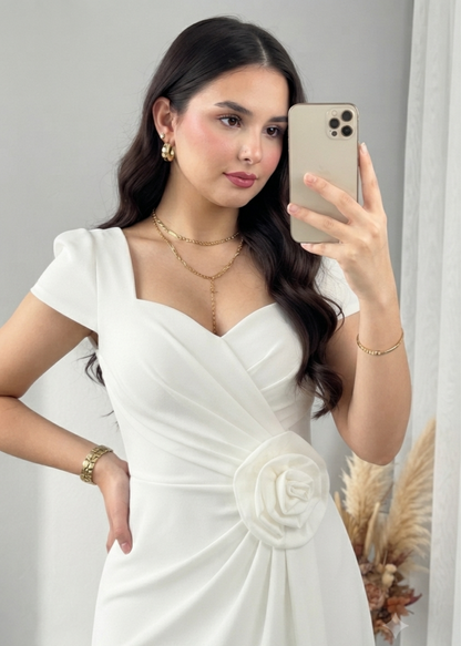 Vestido Blanco Asimétrico con Rosa 3D y Manga Pétalo cod.V811