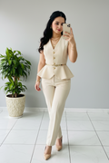 Conjunto Elegante Beige Chaleco Peplum con Botones Dorados y Pantalón Slim cod.504