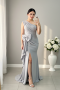 Vestido Gris Perla Un Hombro Sin Mangas Lazo Drapeado Abertura Cola cod.V0053