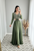Vestido Verde Olivo Manga Larga con Perlas Cristales y Rosa 3D cod.V286