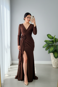 Vestido Chocolate Manga Larga Sirena con Rosa 3D y Volantes cod.969