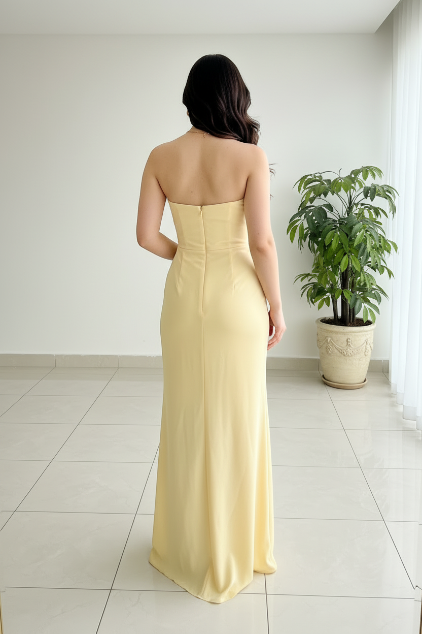 Vestido Largo Amarillo Pastel Strapless con Rosa 3D y Abertura Frontal cod.435