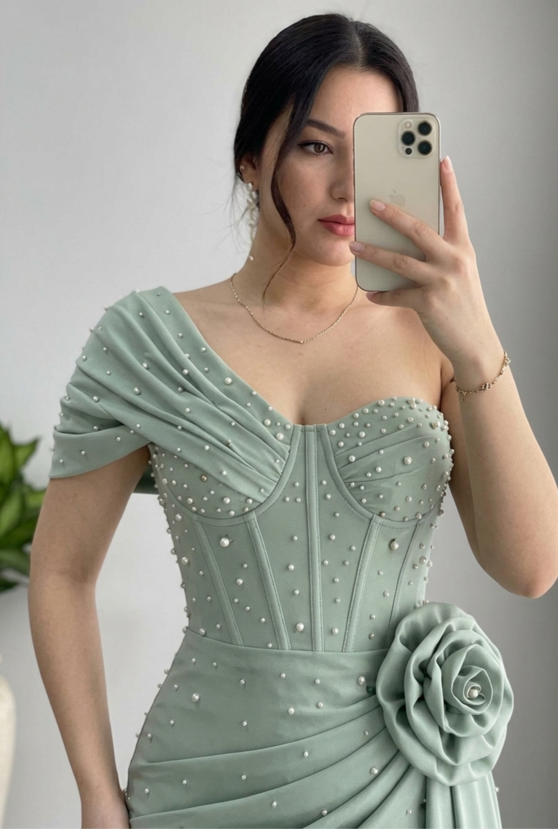 Vestido Verde Salvia Sirena con Corset de Perlas, Rosa 3D y Manga Drapeada cod.V821