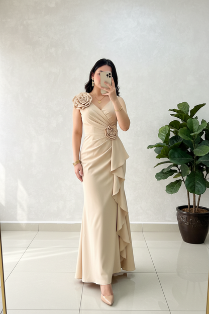 Vestido Largo Champagne con Dos Rosas 3D Artesanales y Volantes en Cascada cod.430