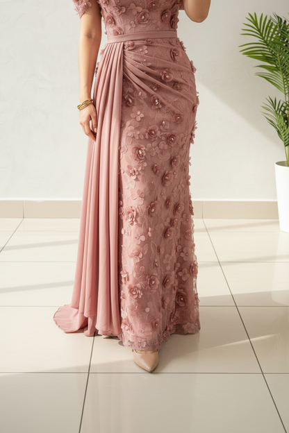 Vestido Rosa Palo Off-Shoulder con Apliques Florales 3D y Capa Drapeada cod.451