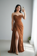 Vestido Terracota Strapless con Drapeado Diagonal y Abertura Alta cod.734
