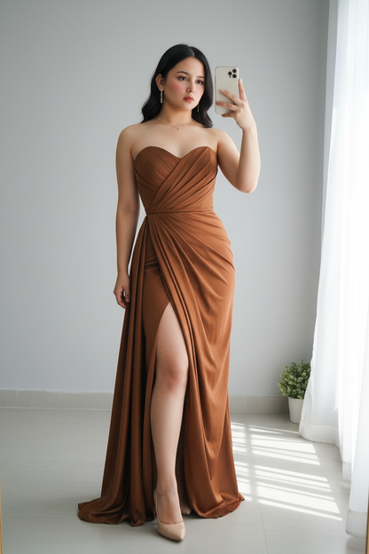 Vestido Terracota Strapless con Drapeado Diagonal y Abertura Alta cod.734