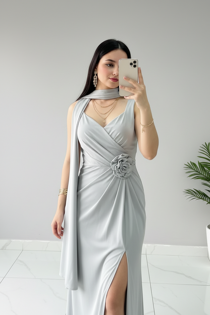 Vestido Largo Gris Plata con Rosa 3D, Chal y Abertura Lateral cod.400