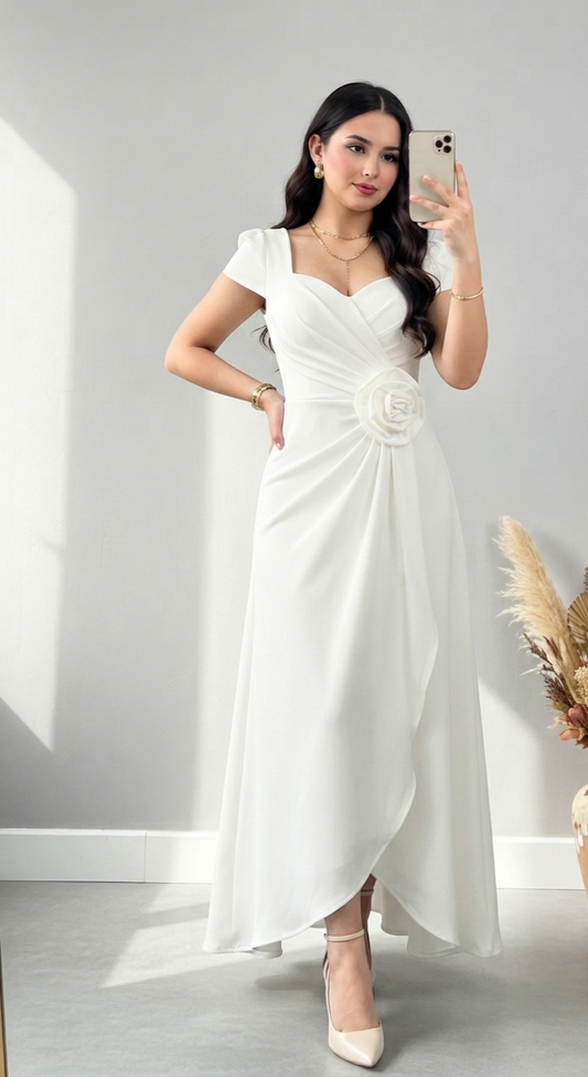 Vestido Blanco Asimétrico con Rosa 3D y Manga Pétalo cod.V811