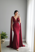 Vestido Vino Escote V Profundo Mangas Capa Cinturón Perlas cod.920