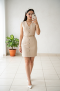 Vestido Beige Chaleco Escote V con Botonadura Plateada. Cod.458
