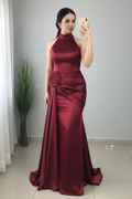 Vestido Sirena Borgoña Halter con Rosa Espiral y Espalda Descubierta cod.V248
