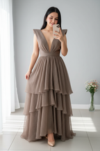 Vestido Gala Taupe Capas con Escote V y Hombros Volante cod.V0030